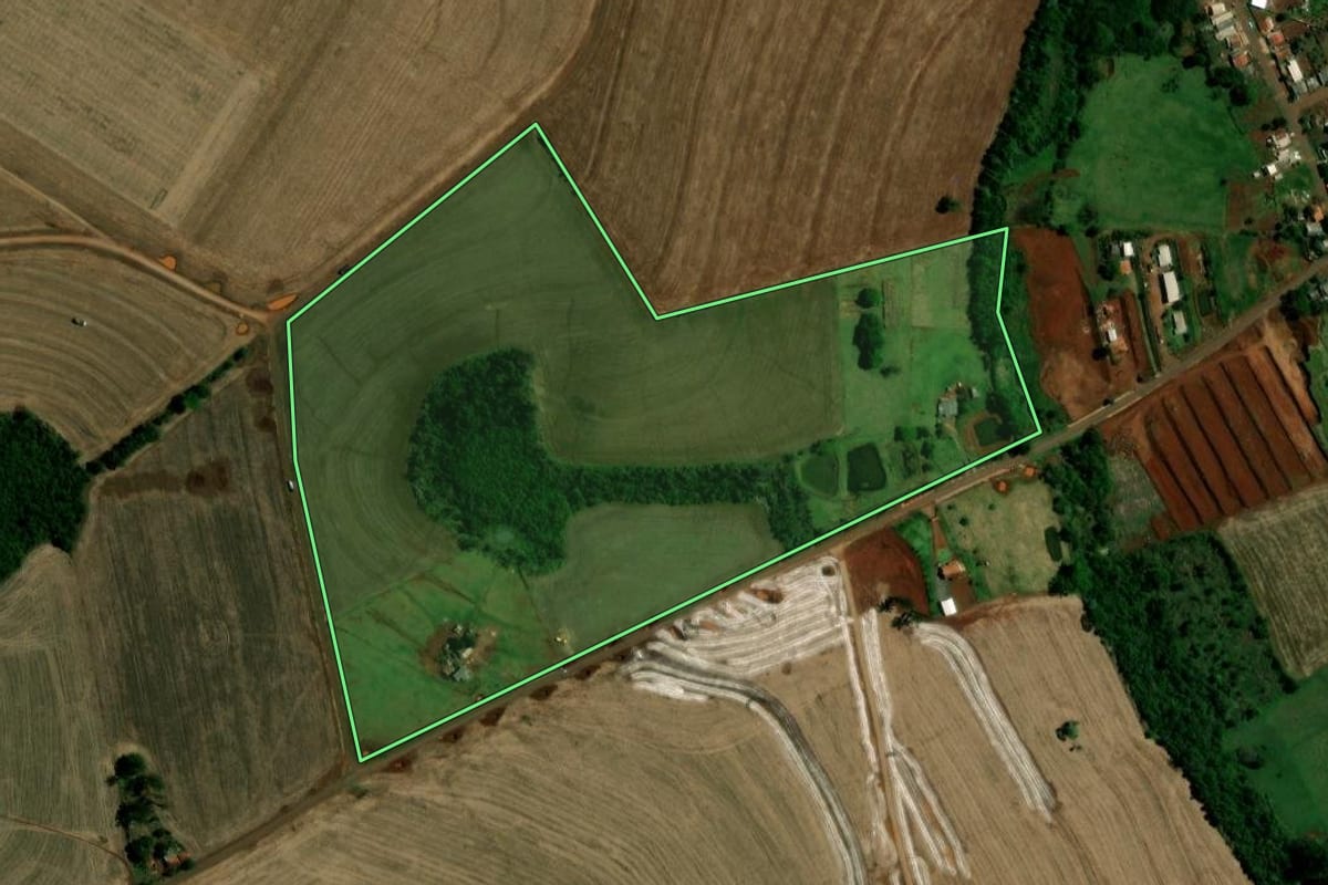 Imagem de satélite do imóvel rural em Campina da Lagoa (PR), com o contorno declarado no CAR desenhado por cima.