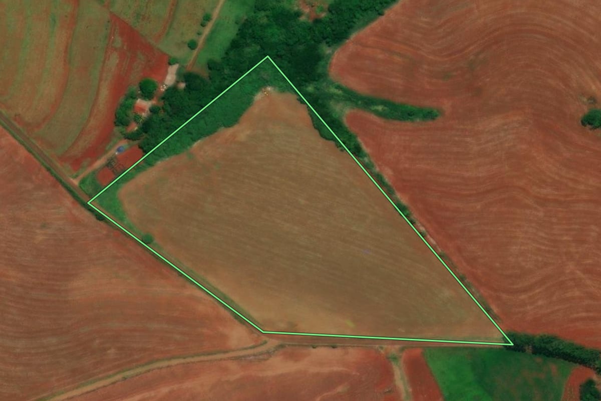 Imagem de satélite do imóvel rural em Campina da Lagoa (PR), com o contorno declarado no CAR desenhado por cima.