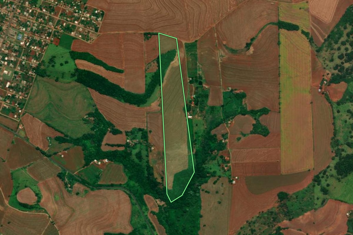 Imagem de satélite do imóvel rural em Campina da Lagoa (PR), com o contorno declarado no CAR desenhado por cima.