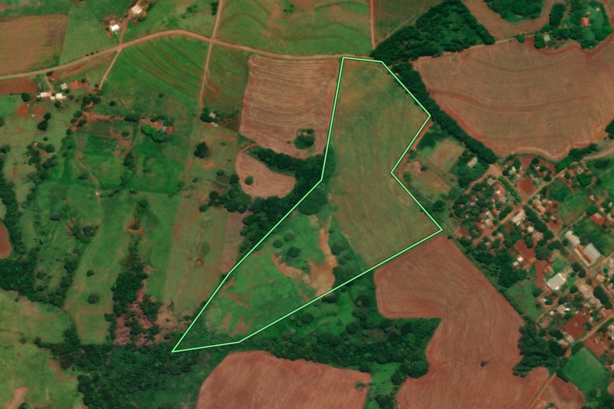 Imagem de satélite do imóvel rural em Campina da Lagoa (PR), com o contorno declarado no CAR desenhado por cima.
