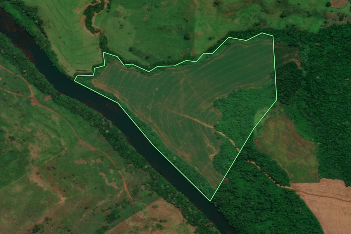 Imagem de satélite do imóvel rural em Campina da Lagoa (PR), com o contorno declarado no CAR desenhado por cima.