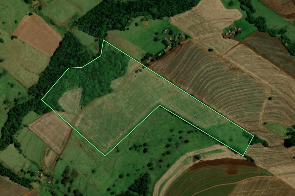 Imagem de satélite do imóvel rural em Campina da Lagoa (PR), com o contorno declarado no CAR desenhado por cima.