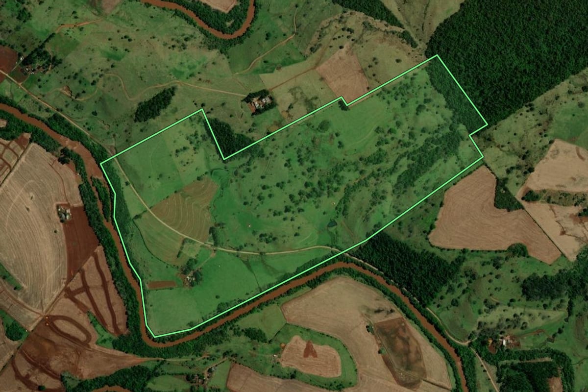 Imagem de satélite do imóvel rural em Campina da Lagoa (PR), com o contorno declarado no CAR desenhado por cima.