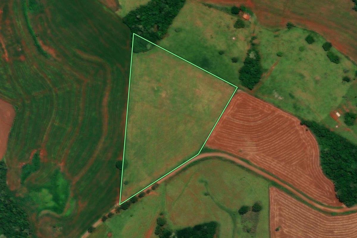 Imagem de satélite do imóvel rural em Campina da Lagoa (PR), com o contorno declarado no CAR desenhado por cima.