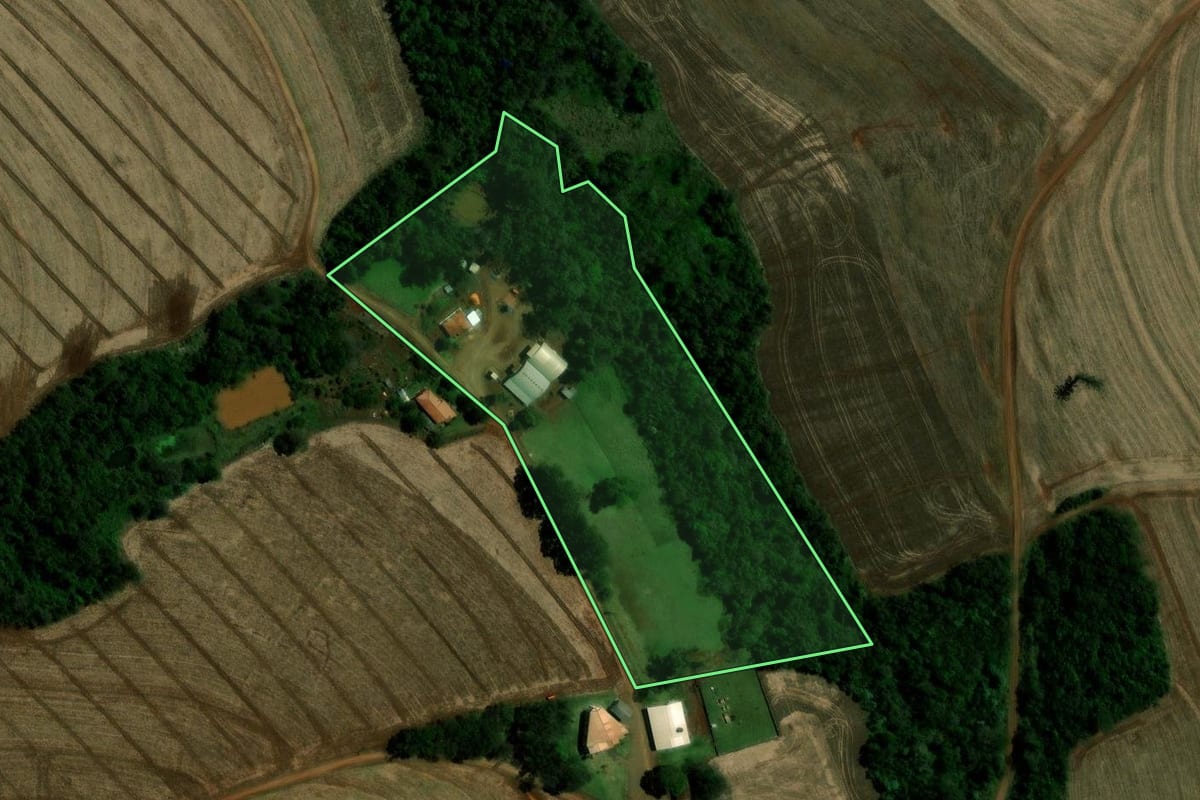 Imagem de satélite do imóvel rural em Campina da Lagoa (PR), com o contorno declarado no CAR desenhado por cima.