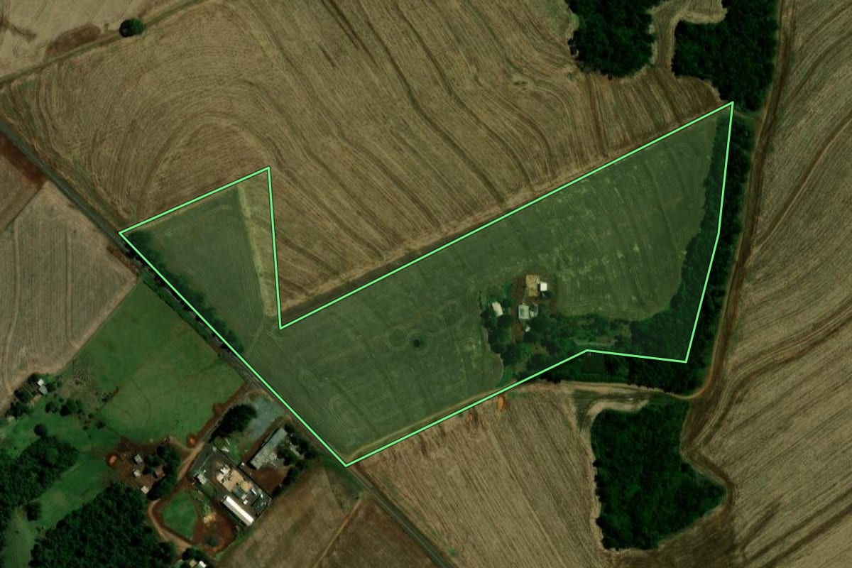Imagem de satélite do imóvel rural em Campina da Lagoa (PR), com o contorno declarado no CAR desenhado por cima.