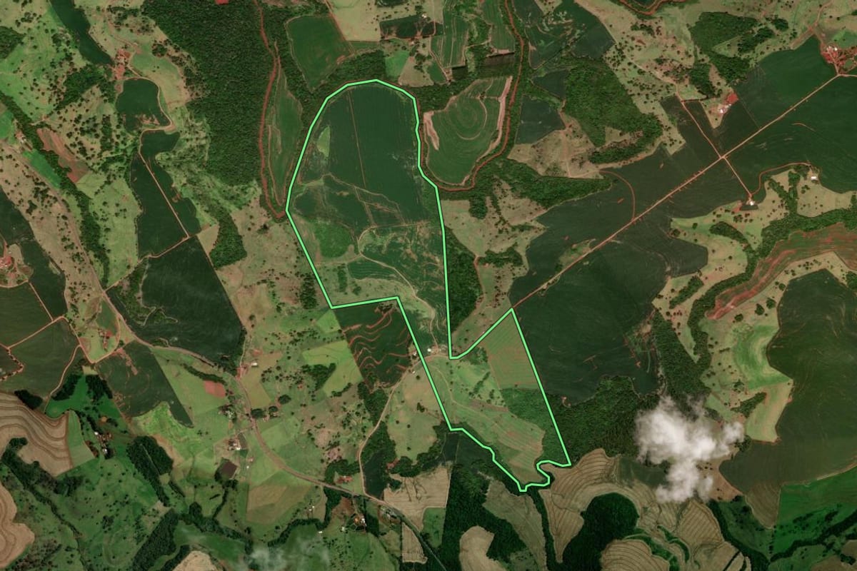 Imagem de satélite do imóvel rural em Campina da Lagoa (PR), com o contorno declarado no CAR desenhado por cima.