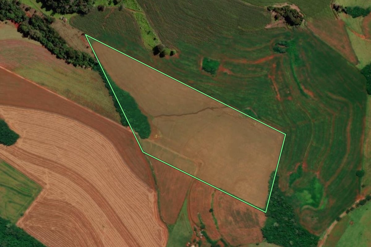 Imagem de satélite do imóvel rural em Campina da Lagoa (PR), com o contorno declarado no CAR desenhado por cima.