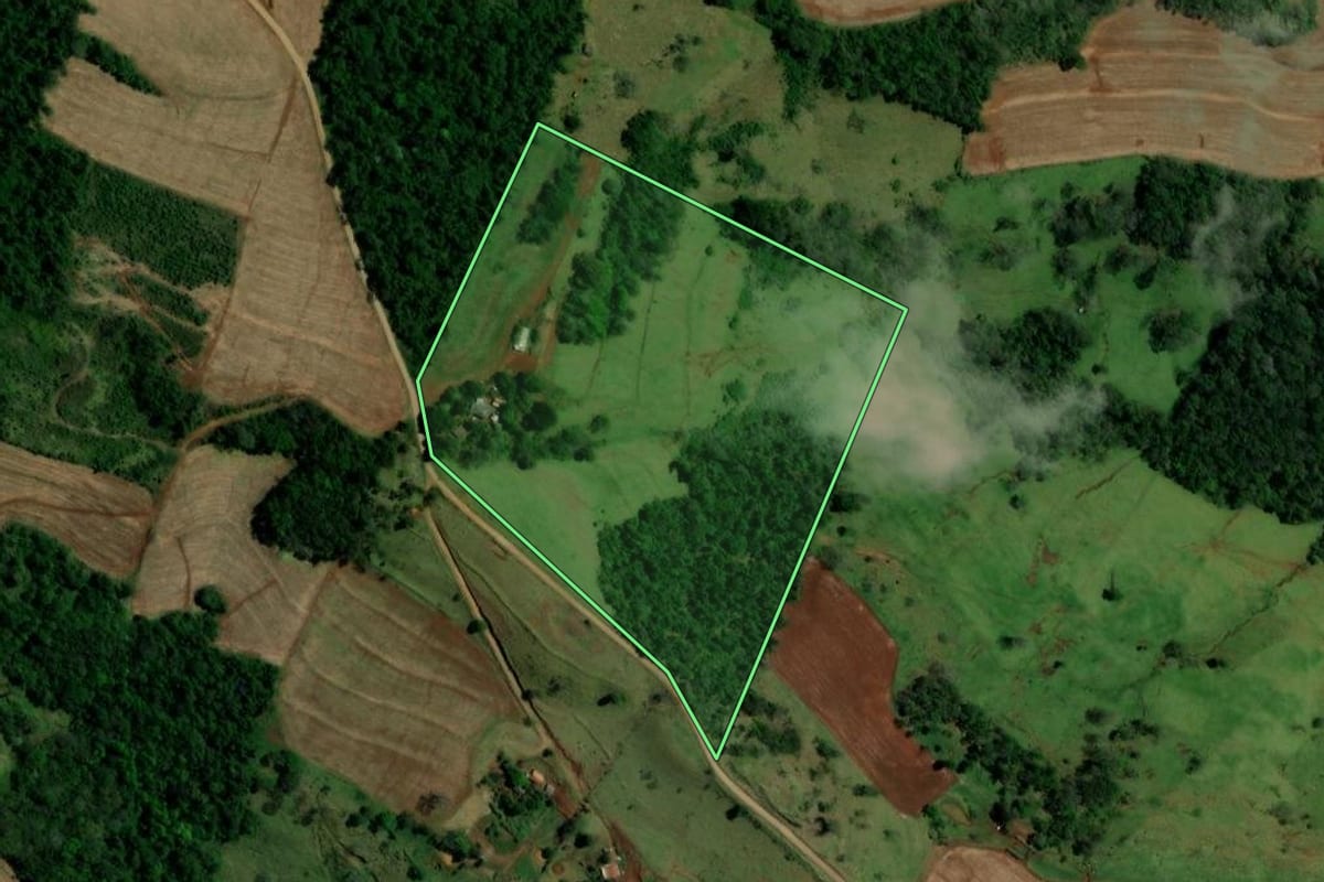 Imagem de satélite do imóvel rural em Campina da Lagoa (PR), com o contorno declarado no CAR desenhado por cima.