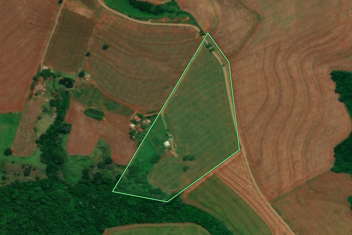 Imagem de satélite do imóvel rural em Campina da Lagoa (PR), com o contorno declarado no CAR desenhado por cima.