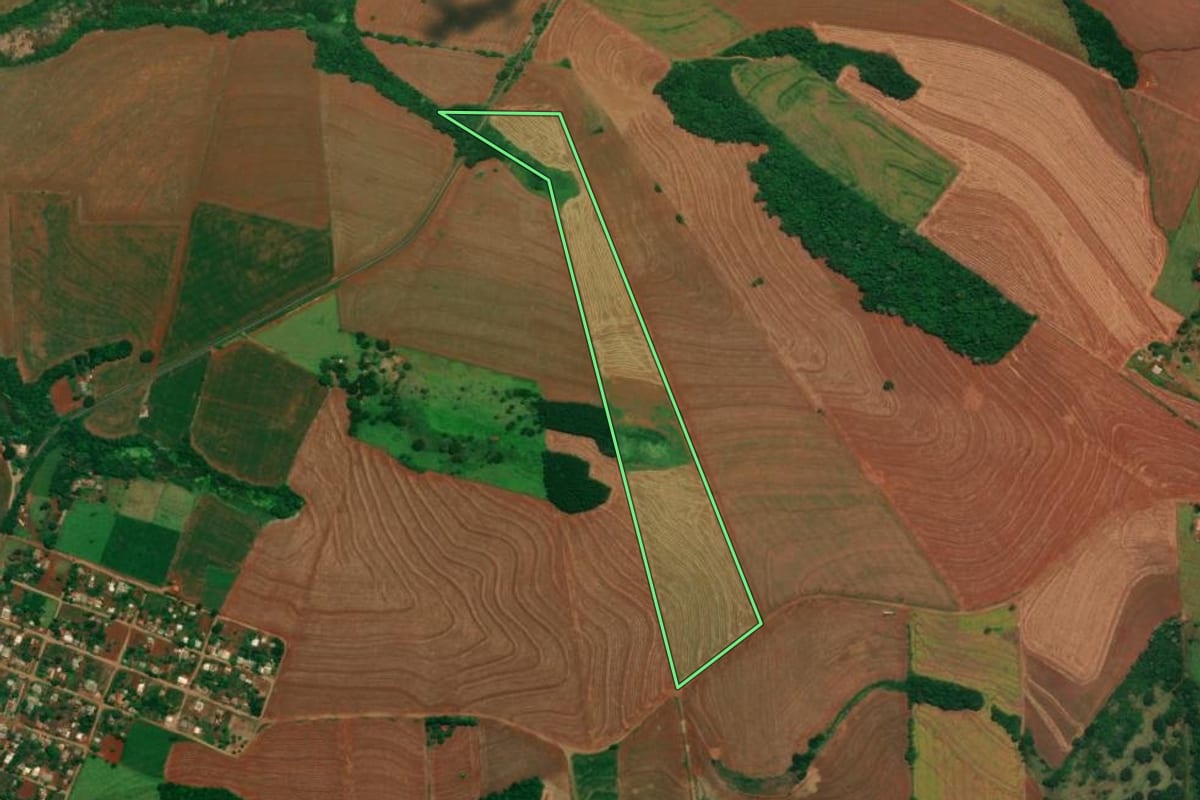 Imagem de satélite do imóvel rural em Campina da Lagoa (PR), com o contorno declarado no CAR desenhado por cima.