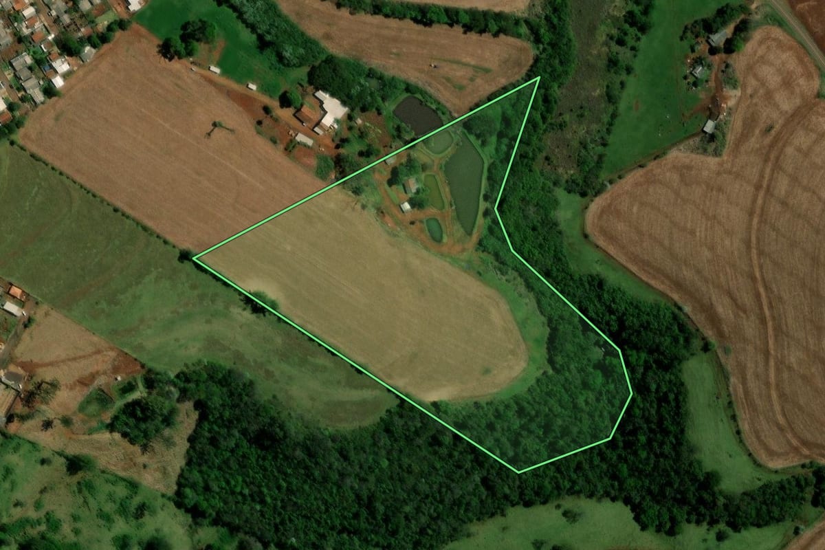 Imagem de satélite do imóvel rural em Campina da Lagoa (PR), com o contorno declarado no CAR desenhado por cima.