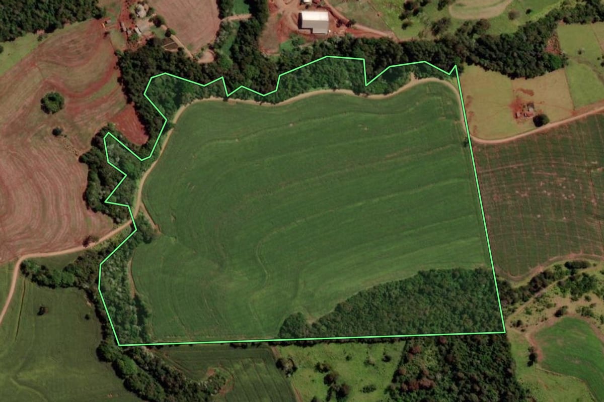 Imagem de satélite do imóvel rural em Campina da Lagoa (PR), com o contorno declarado no CAR desenhado por cima.