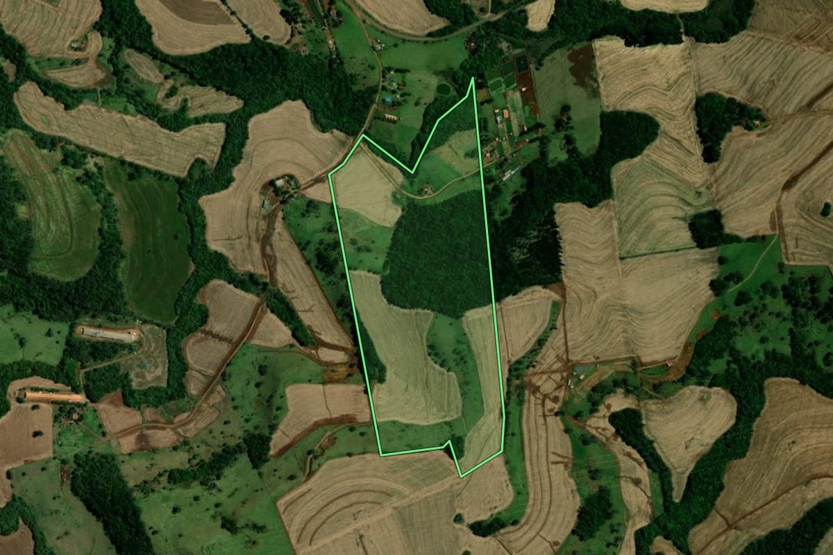 Imagem de satélite do imóvel rural em Campina da Lagoa (PR), com o contorno declarado no CAR desenhado por cima.