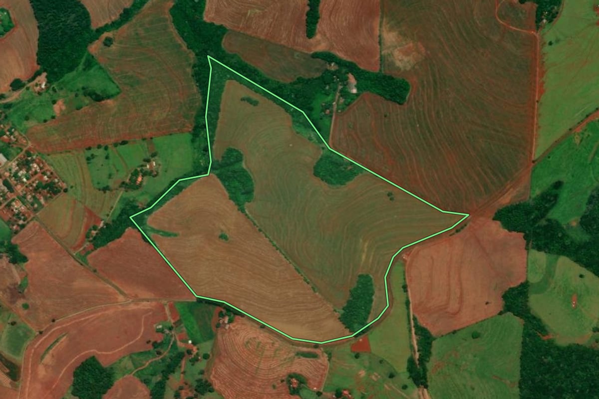 Imagem de satélite do imóvel rural em Campina da Lagoa (PR), com o contorno declarado no CAR desenhado por cima.
