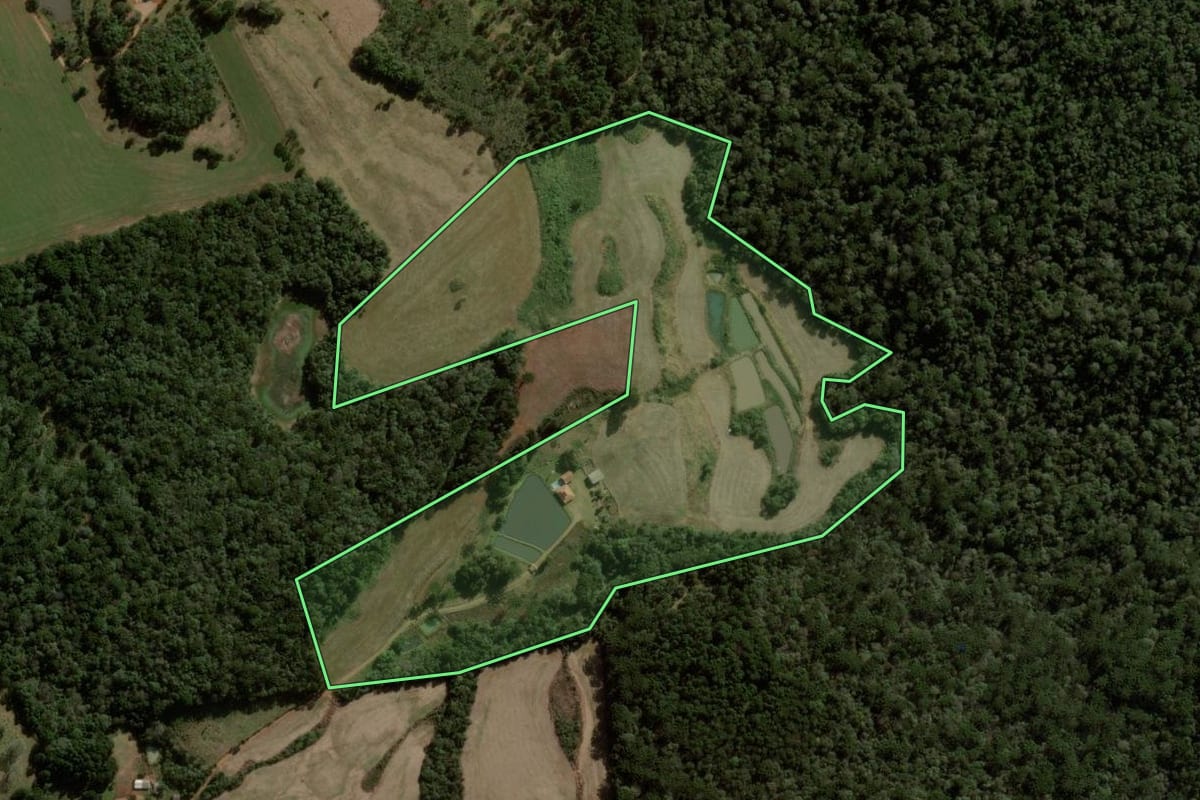 Imagem de satélite do imóvel rural em Campina do Simão (PR), com o contorno declarado no CAR desenhado por cima.