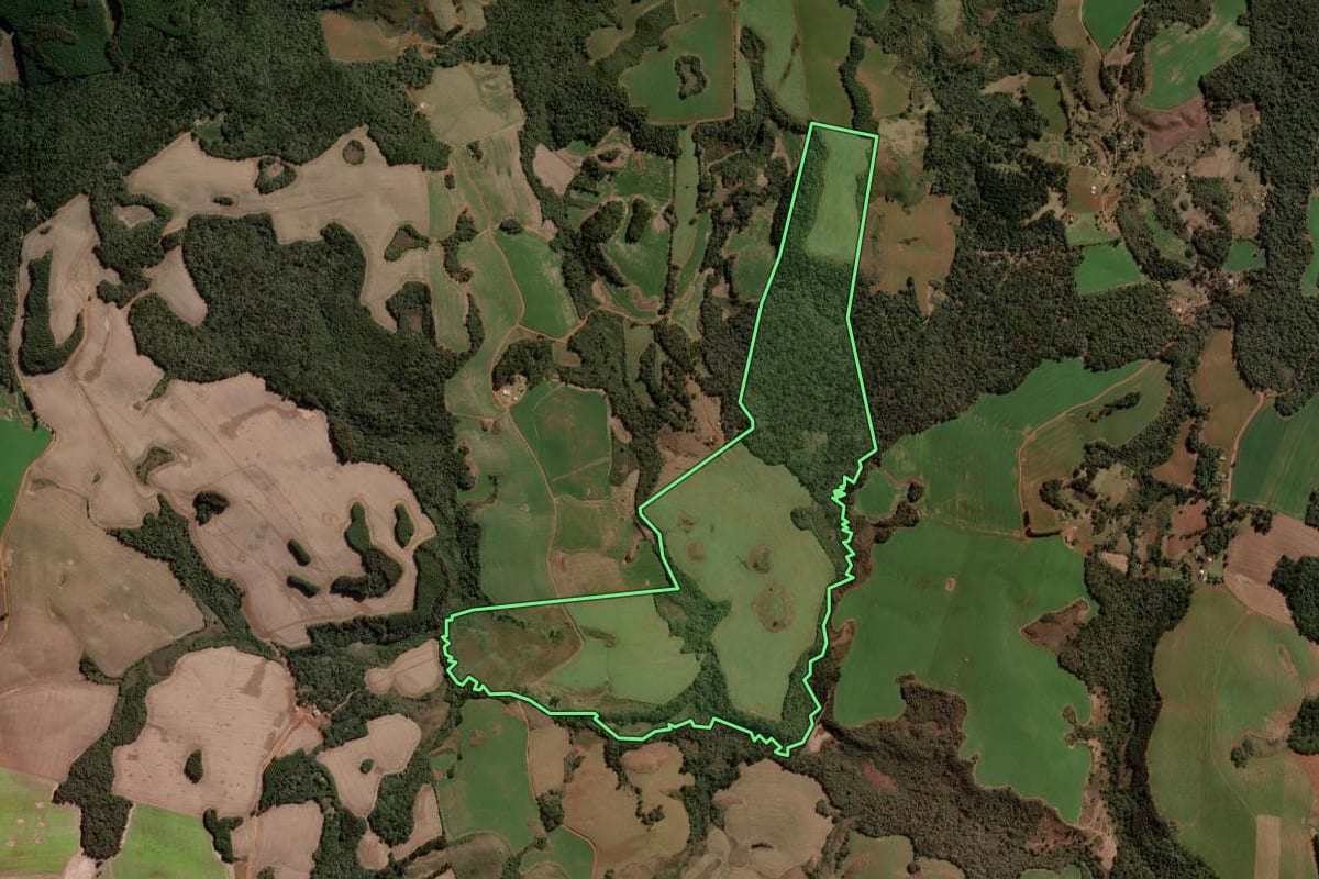 Imagem de satélite do imóvel rural em Campina do Simão (PR), com o contorno declarado no CAR desenhado por cima.