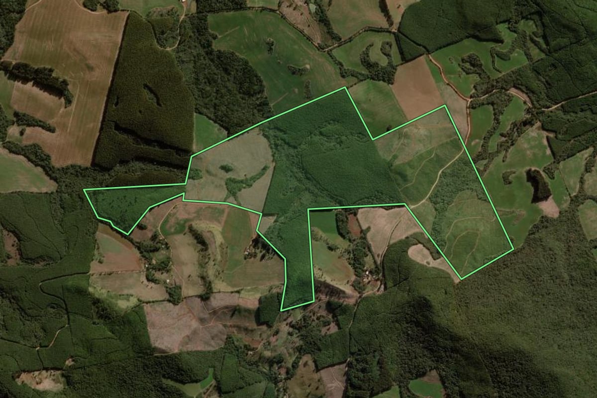 Imagem de satélite do imóvel rural em Campina do Simão (PR), com o contorno declarado no CAR desenhado por cima.