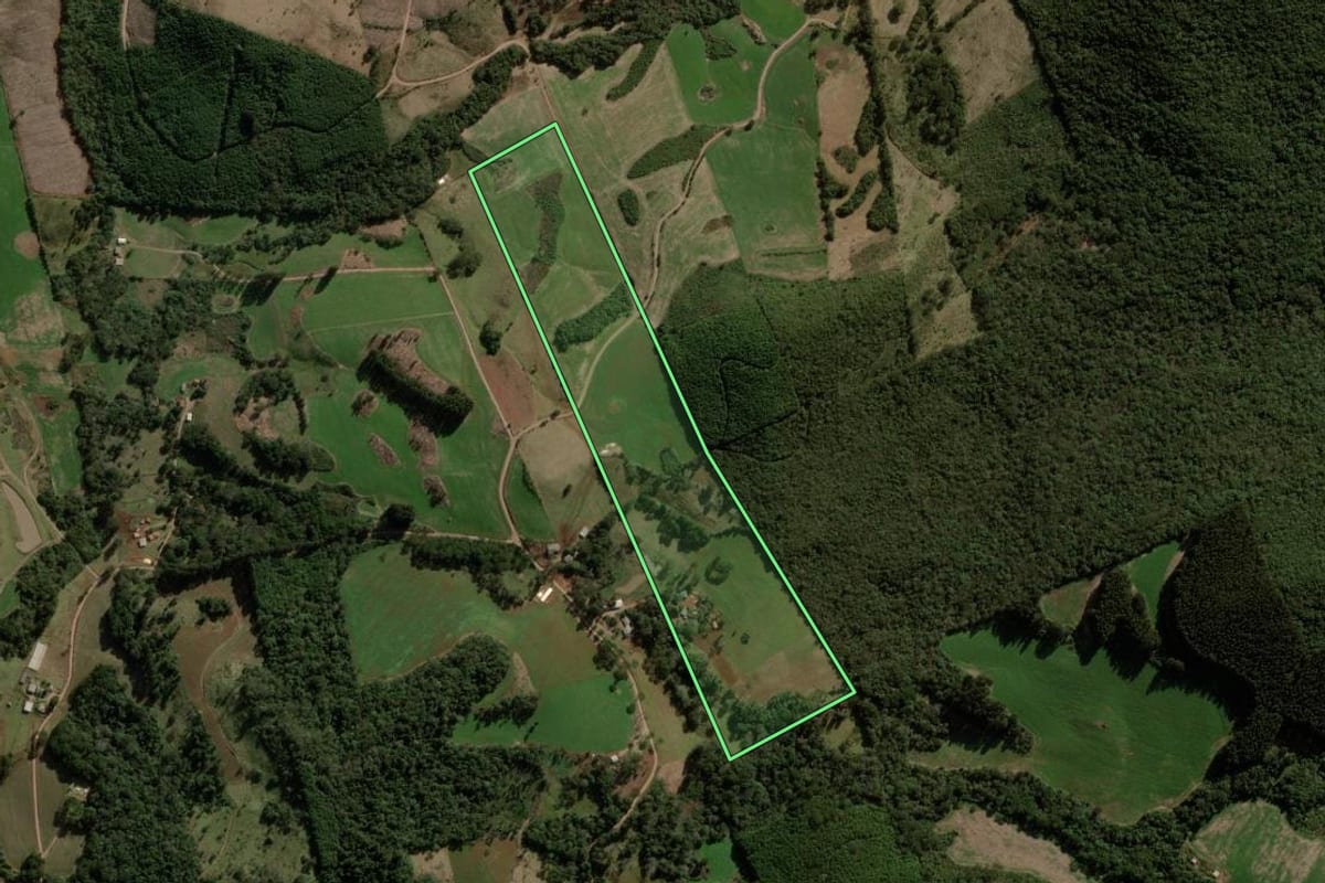 Imagem de satélite do imóvel rural em Campina do Simão (PR), com o contorno declarado no CAR desenhado por cima.