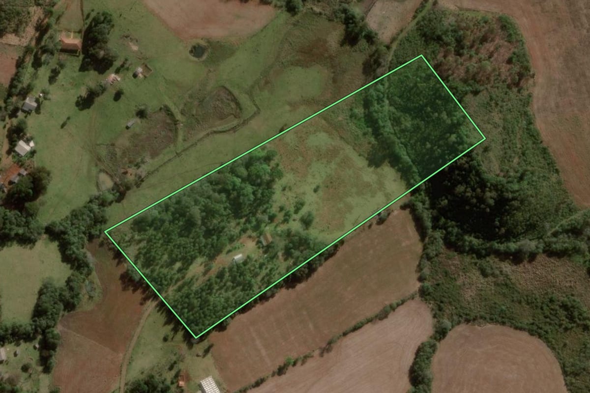 Imagem de satélite do imóvel rural em Campina do Simão (PR), com o contorno declarado no CAR desenhado por cima.