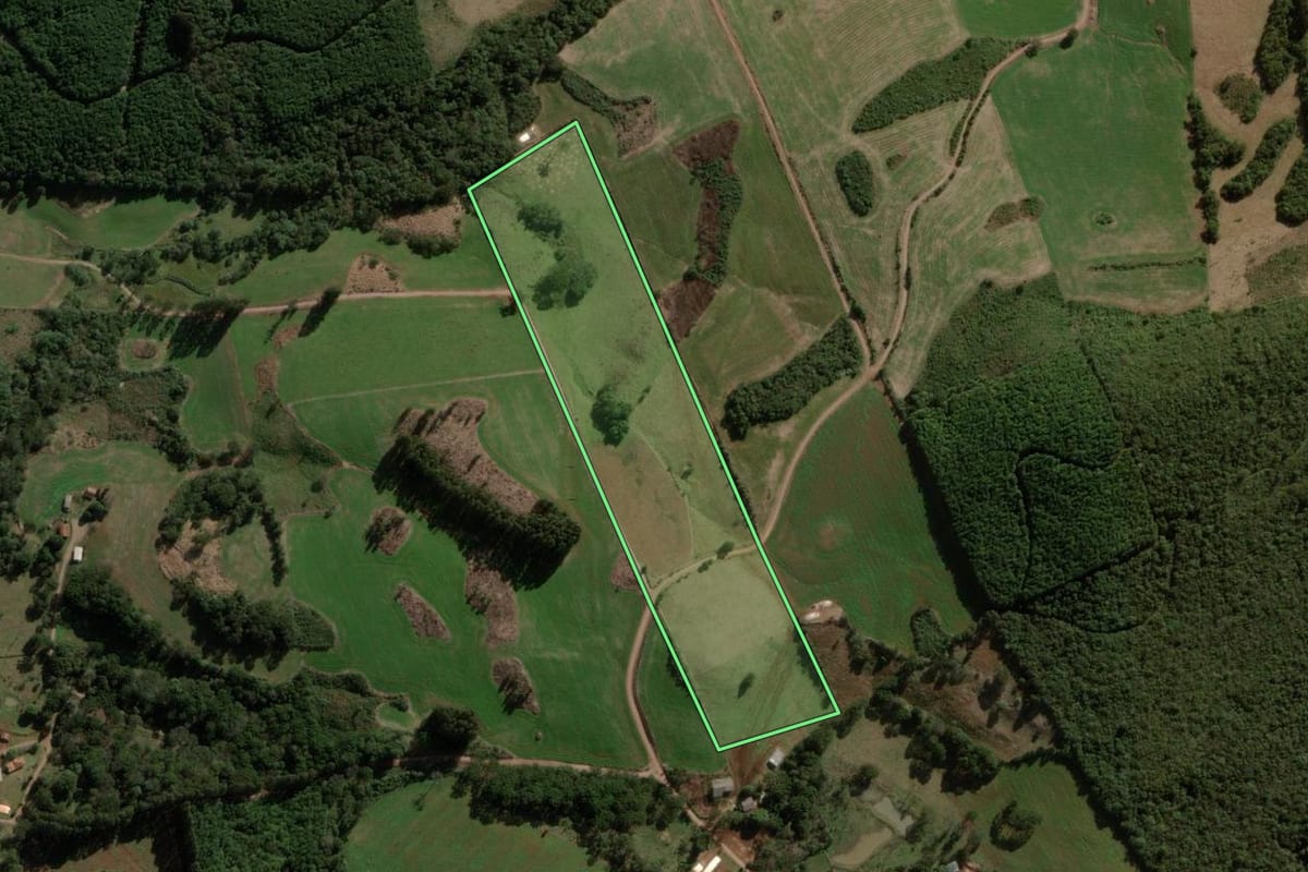 Imagem de satélite do imóvel rural em Campina do Simão (PR), com o contorno declarado no CAR desenhado por cima.