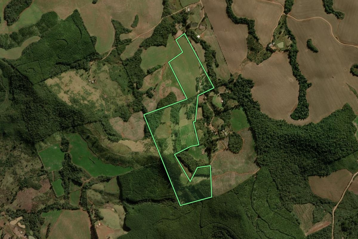 Imagem de satélite do imóvel rural em Campina do Simão (PR), com o contorno declarado no CAR desenhado por cima.