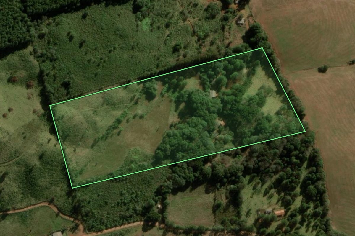 Imagem de satélite do imóvel rural em Campina do Simão (PR), com o contorno declarado no CAR desenhado por cima.