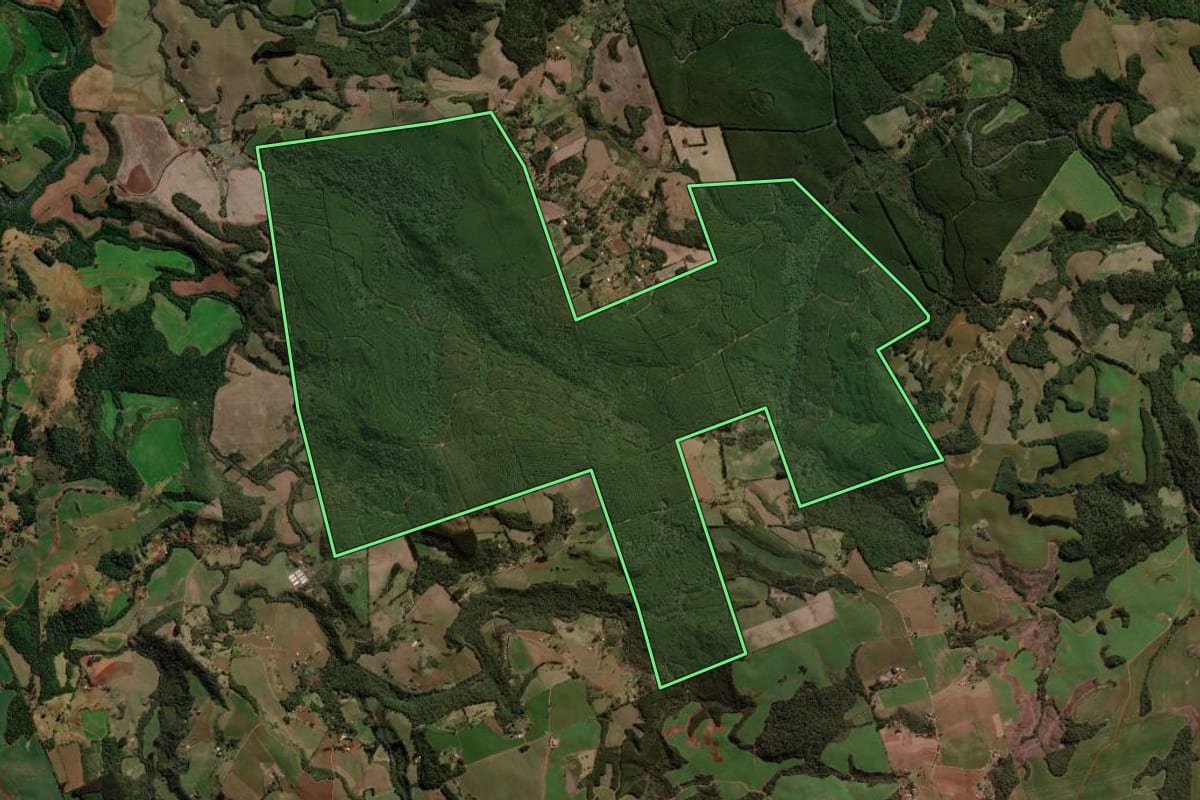 Imagem de satélite do imóvel rural em Campina do Simão (PR), com o contorno declarado no CAR desenhado por cima.