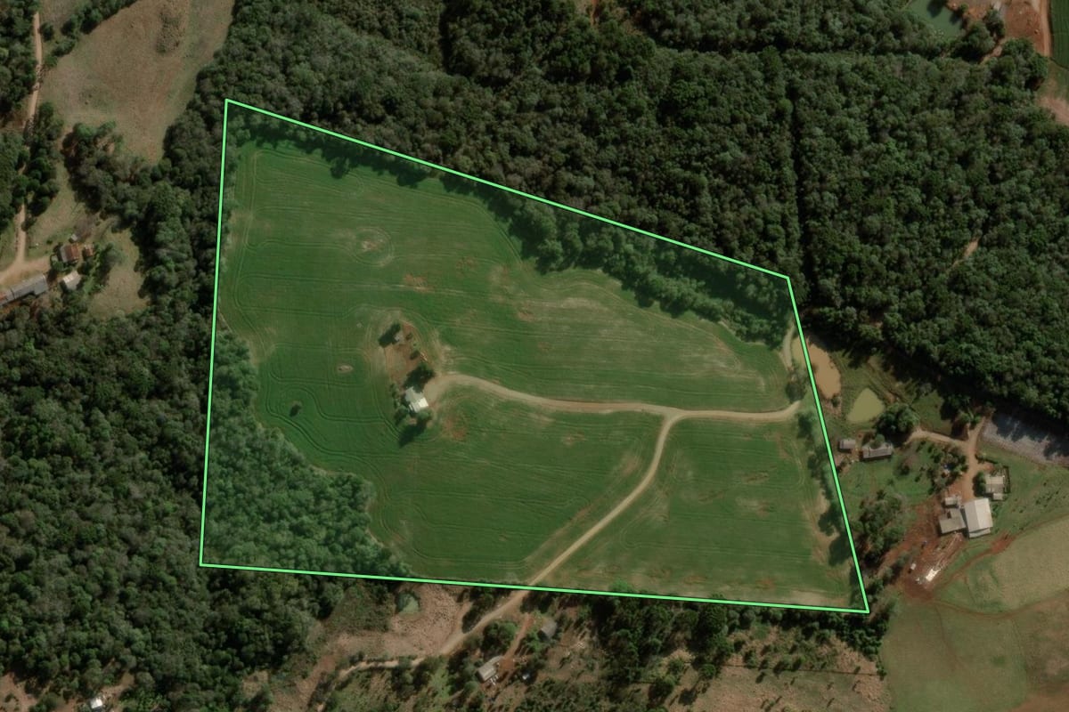 Imagem de satélite do imóvel rural em Campina do Simão (PR), com o contorno declarado no CAR desenhado por cima.