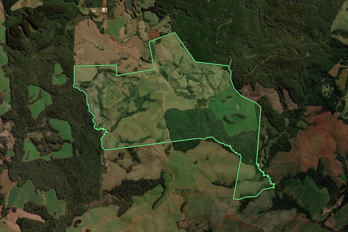 Imagem de satélite do imóvel rural em Campina do Simão (PR), com o contorno declarado no CAR desenhado por cima.