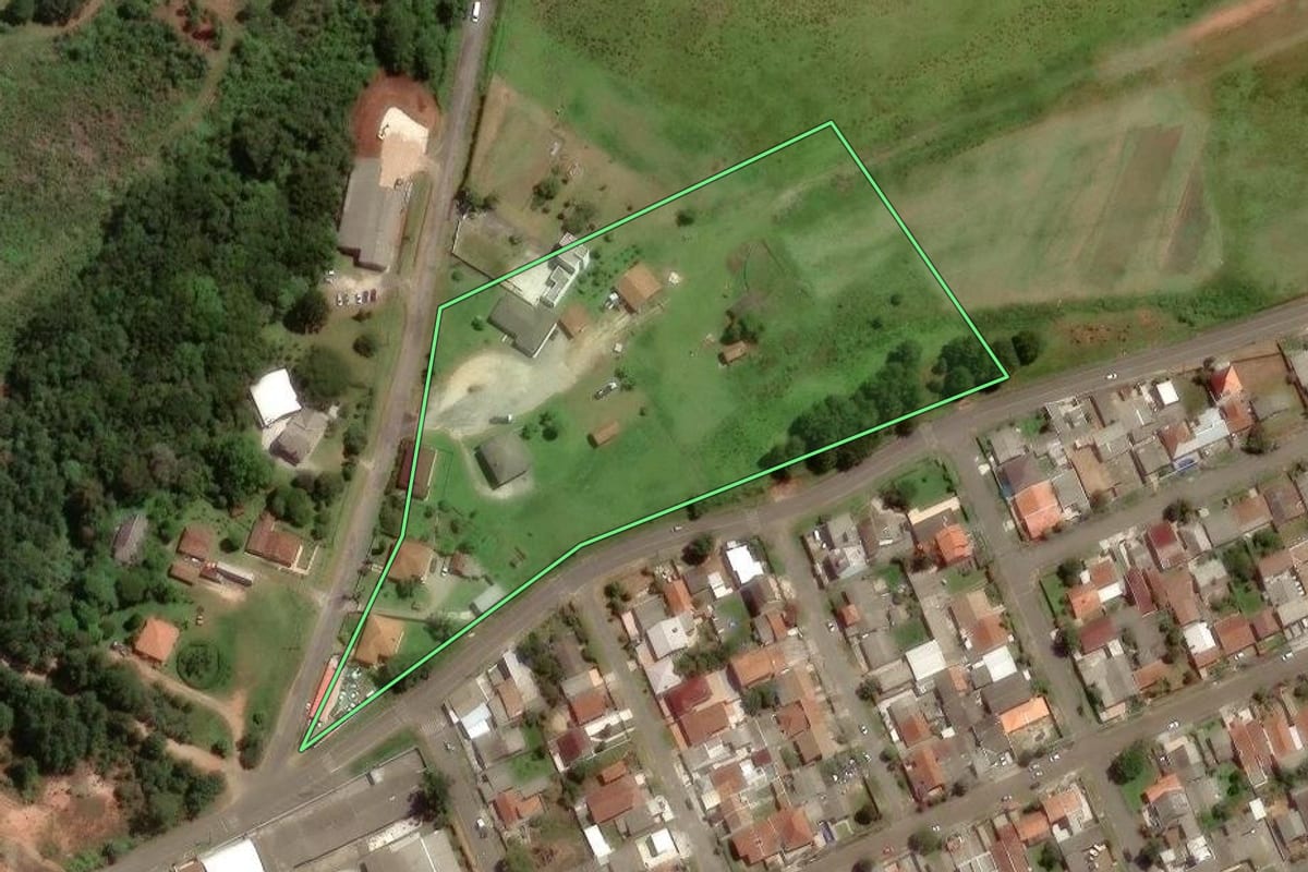 Imagem de satélite do imóvel rural em Campina Grande do Sul (PR), com o contorno declarado no CAR desenhado por cima.