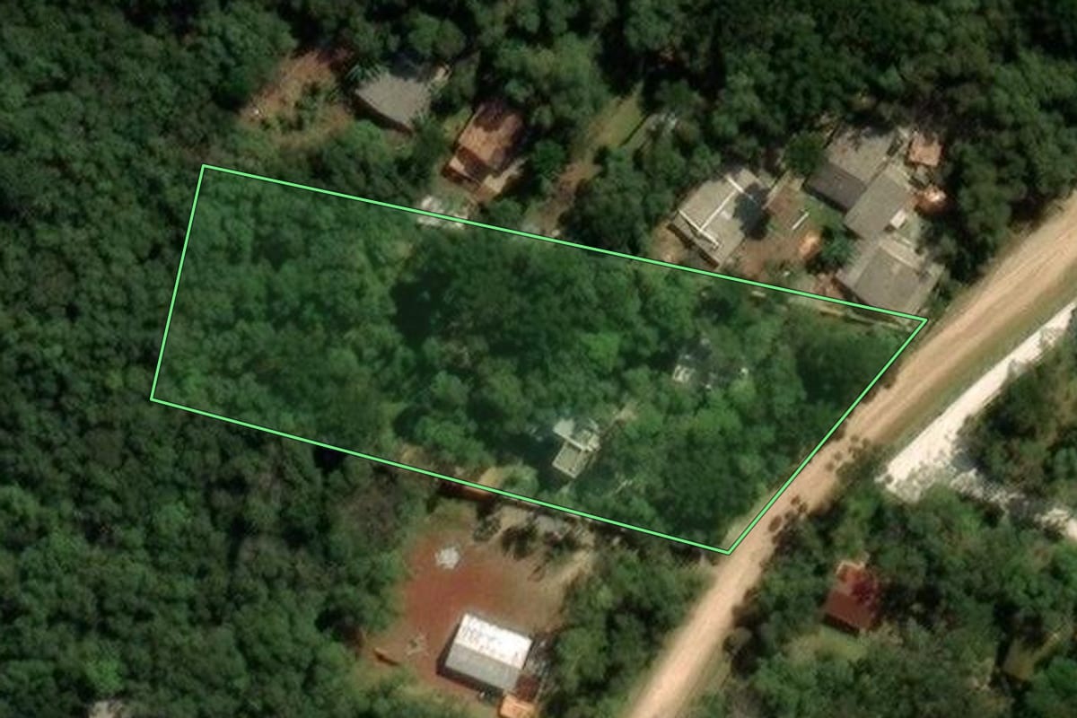 Imagem de satélite do imóvel rural em Campina Grande do Sul (PR), com o contorno declarado no CAR desenhado por cima.
