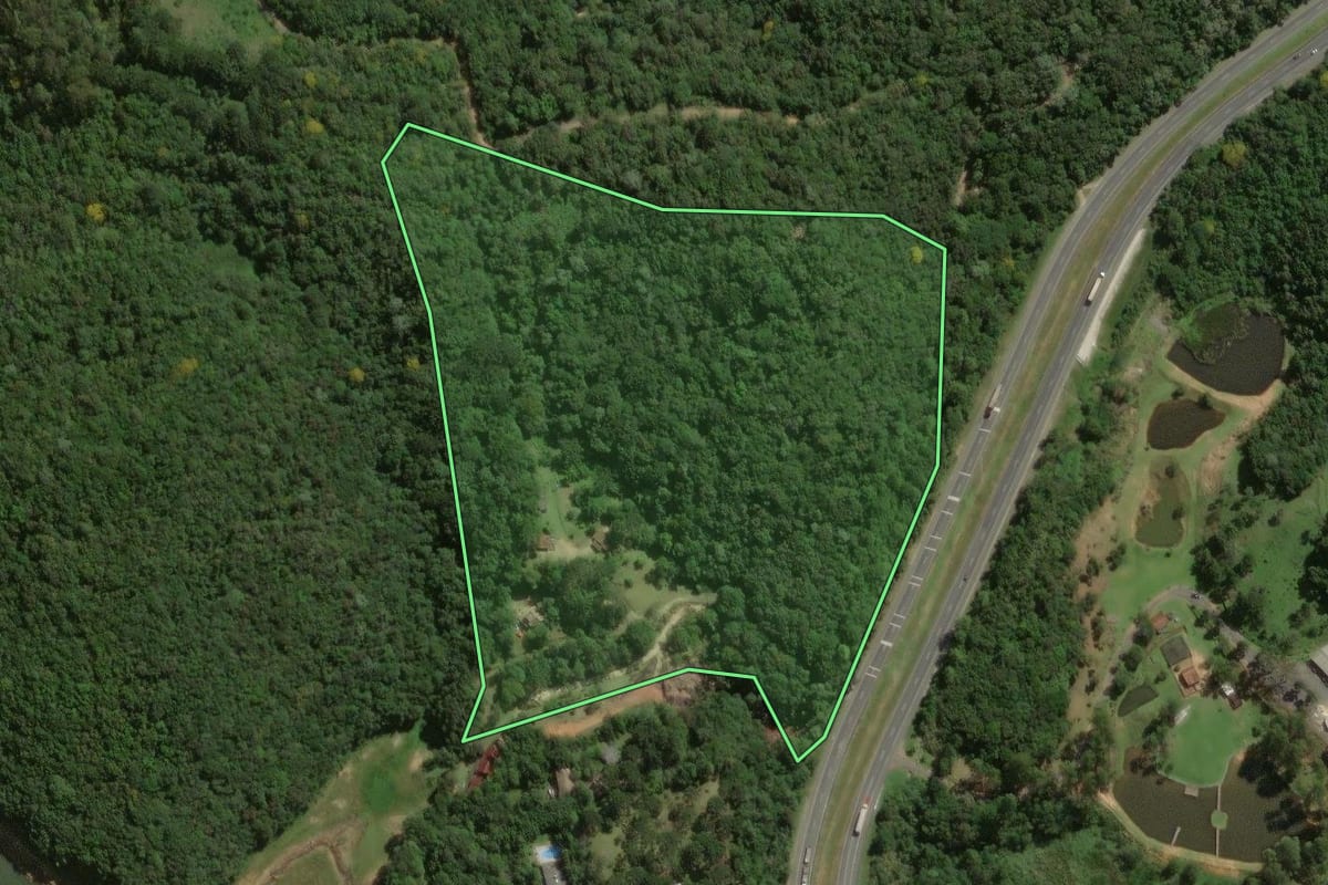 Imagem de satélite do imóvel rural em Campina Grande do Sul (PR), com o contorno declarado no CAR desenhado por cima.