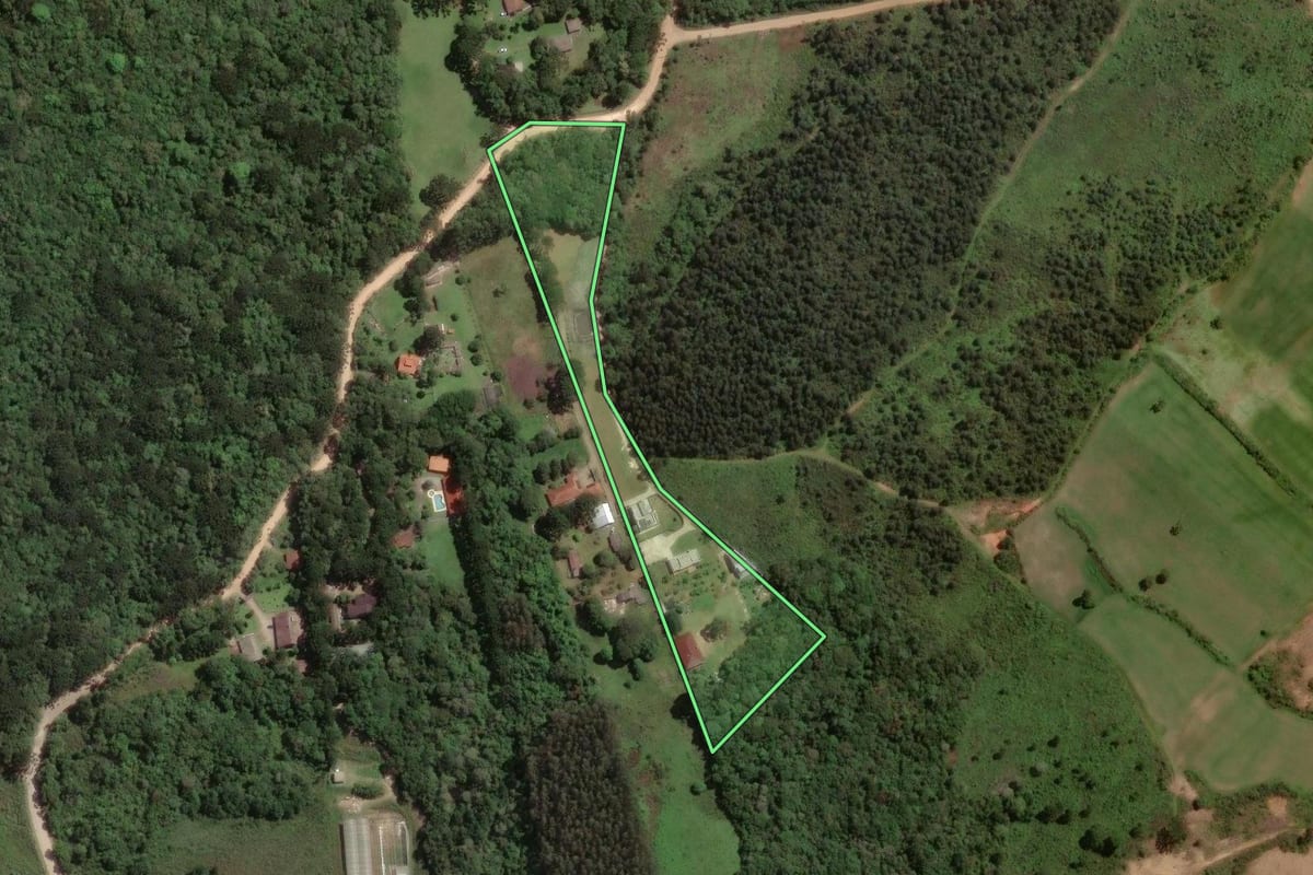 Imagem de satélite do imóvel rural em Campina Grande do Sul (PR), com o contorno declarado no CAR desenhado por cima.