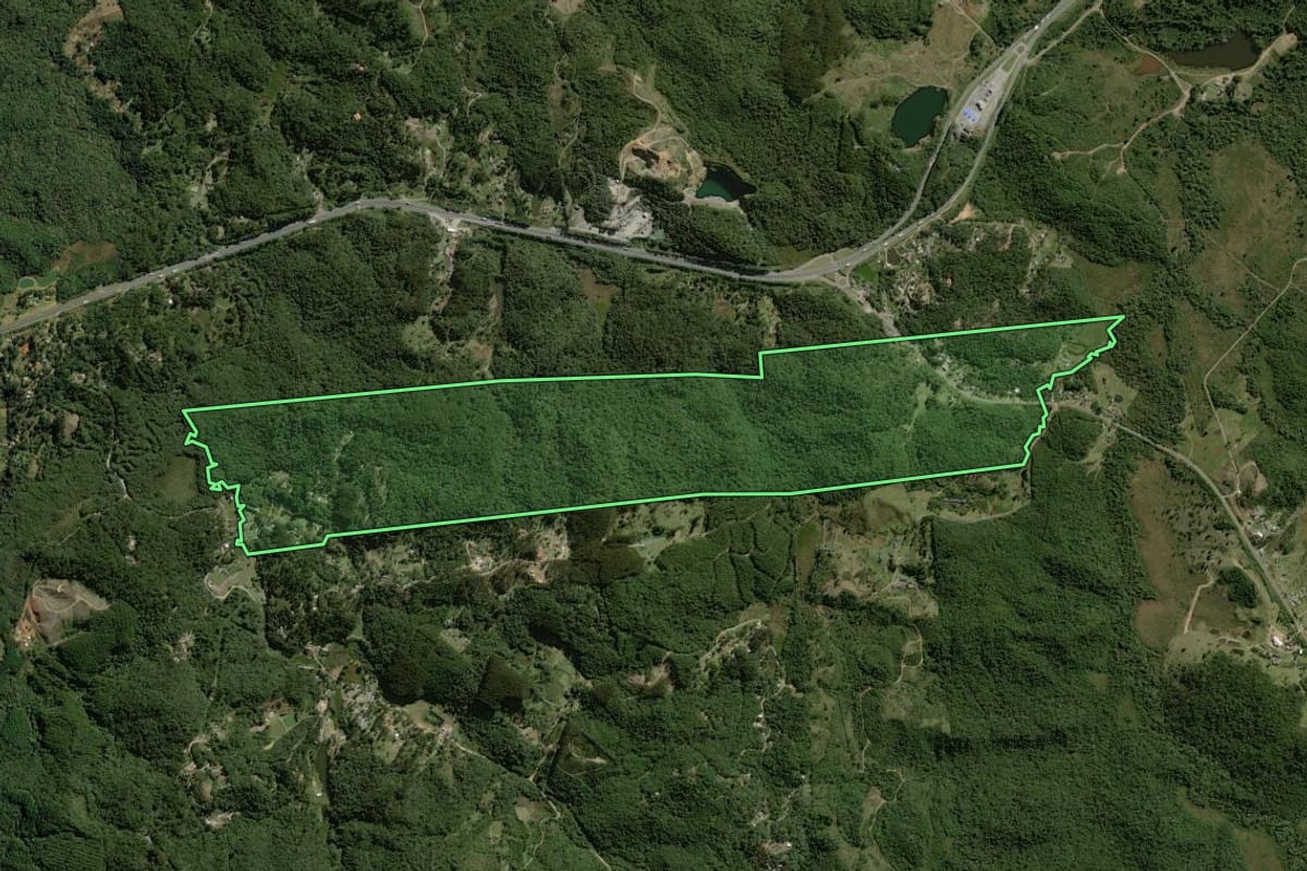 Imagem de satélite do imóvel rural em Campina Grande do Sul (PR), com o contorno declarado no CAR desenhado por cima.