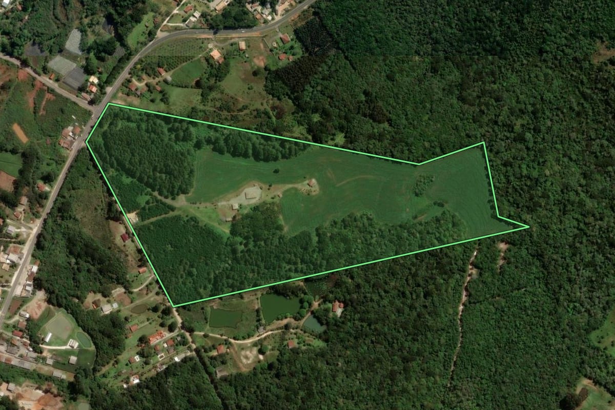 Imagem de satélite do imóvel rural em Campina Grande do Sul (PR), com o contorno declarado no CAR desenhado por cima.
