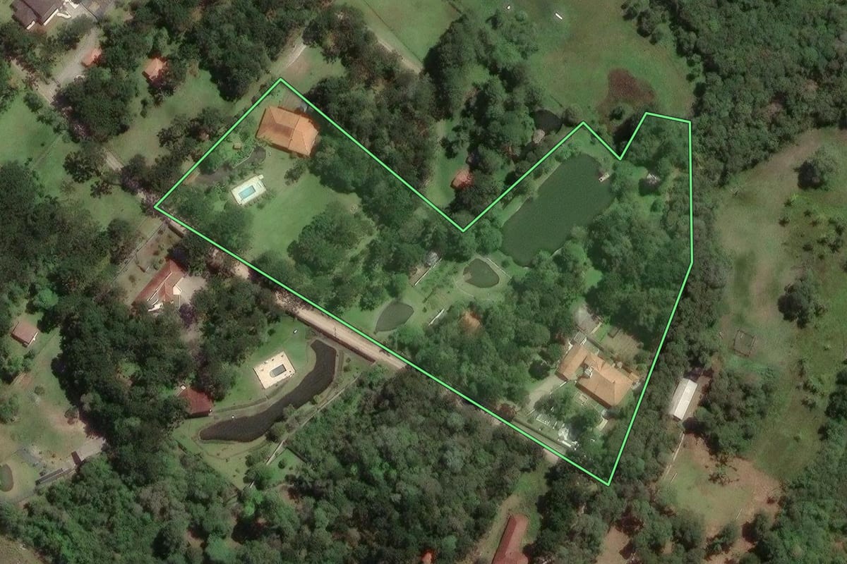 Imagem de satélite do imóvel rural em Campina Grande do Sul (PR), com o contorno declarado no CAR desenhado por cima.