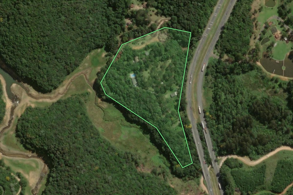 Imagem de satélite do imóvel rural em Campina Grande do Sul (PR), com o contorno declarado no CAR desenhado por cima.