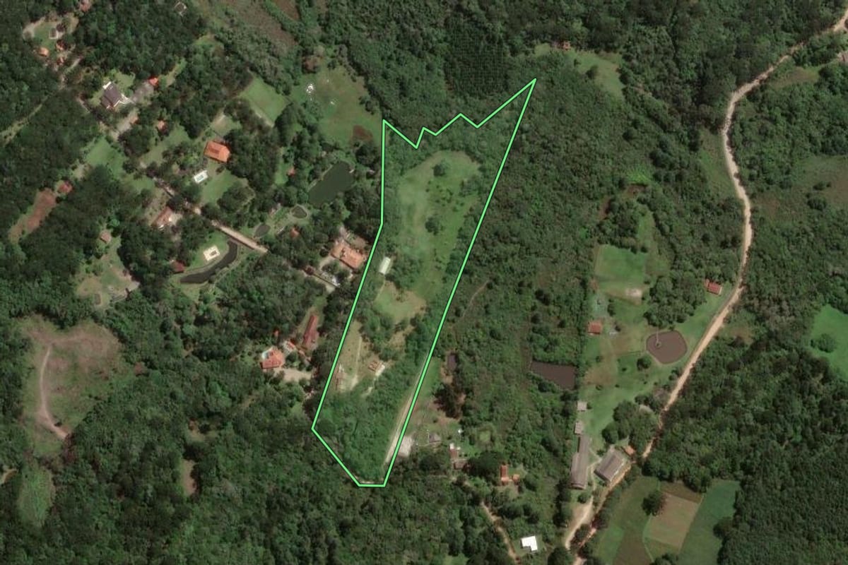 Imagem de satélite do imóvel rural em Campina Grande do Sul (PR), com o contorno declarado no CAR desenhado por cima.
