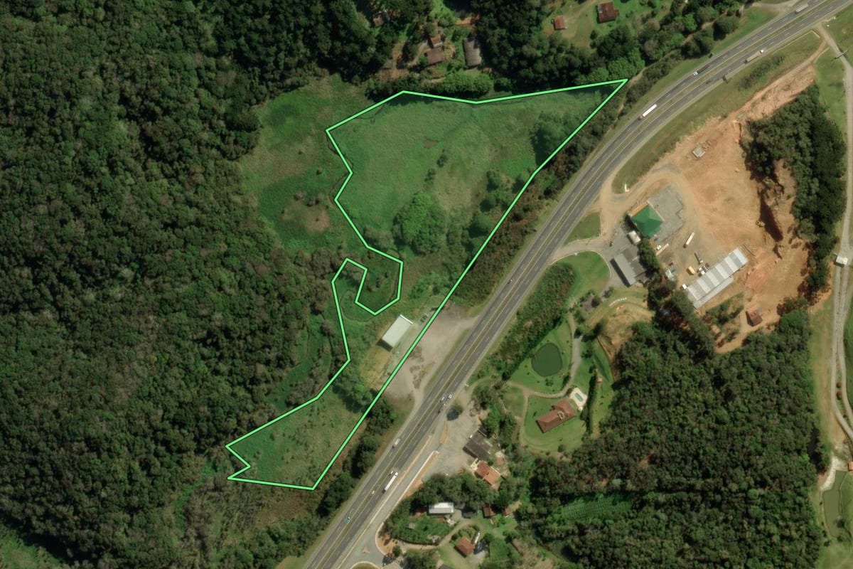 Imagem de satélite do imóvel rural em Campina Grande do Sul (PR), com o contorno declarado no CAR desenhado por cima.