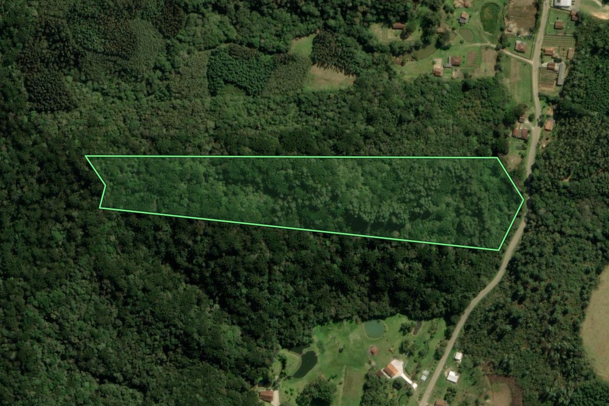 Imagem de satélite do imóvel rural em Campina Grande do Sul (PR), com o contorno declarado no CAR desenhado por cima.