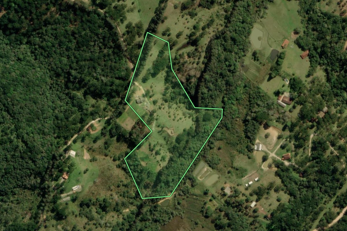 Imagem de satélite do imóvel rural em Campina Grande do Sul (PR), com o contorno declarado no CAR desenhado por cima.