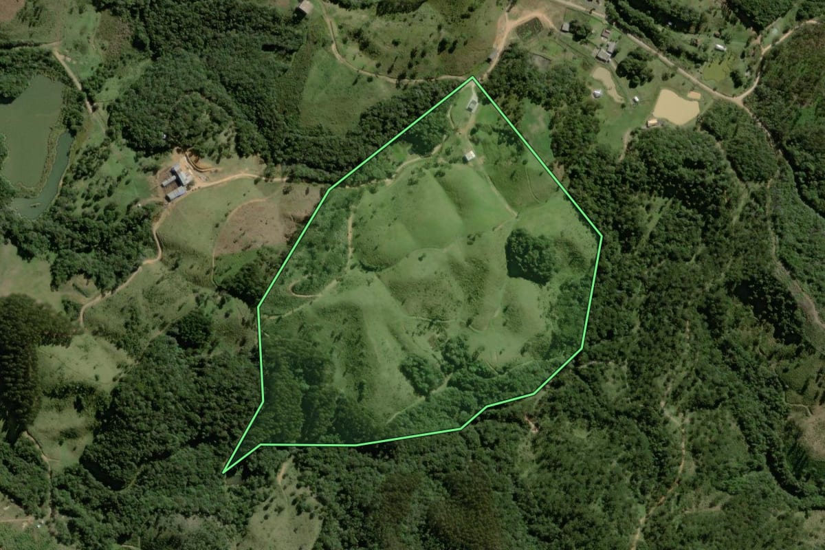 Imagem de satélite do imóvel rural em Campina Grande do Sul (PR), com o contorno declarado no CAR desenhado por cima.