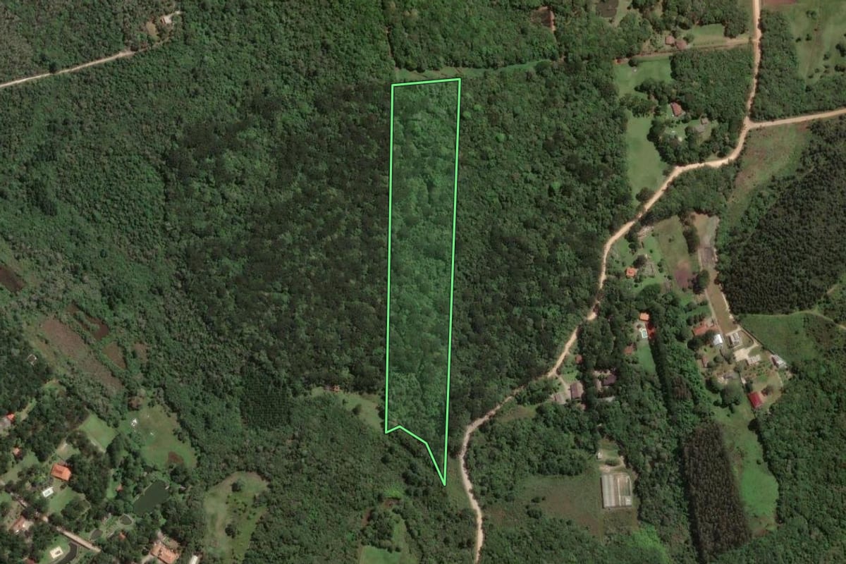 Imagem de satélite do imóvel rural em Campina Grande do Sul (PR), com o contorno declarado no CAR desenhado por cima.