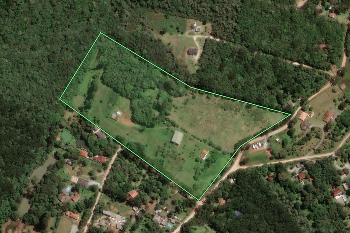 Imagem de satélite do imóvel rural em Campina Grande do Sul (PR), com o contorno declarado no CAR desenhado por cima.