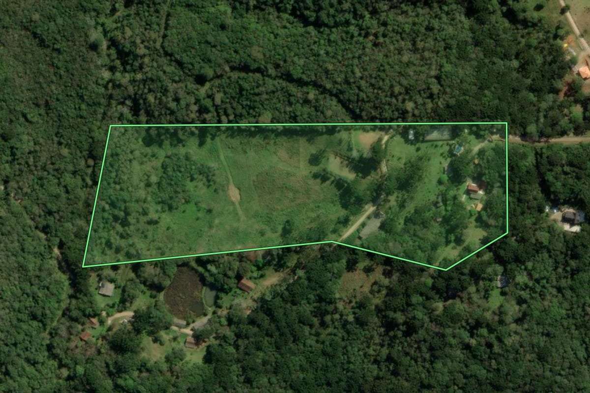 Imagem de satélite do imóvel rural em Campina Grande do Sul (PR), com o contorno declarado no CAR desenhado por cima.