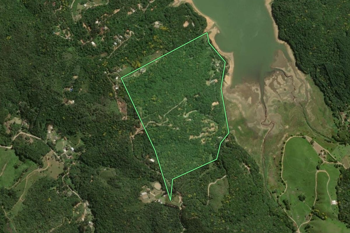 Imagem de satélite do imóvel rural em Campina Grande do Sul (PR), com o contorno declarado no CAR desenhado por cima.