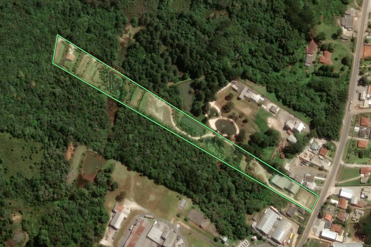 Imagem de satélite do imóvel rural em Campina Grande do Sul (PR), com o contorno declarado no CAR desenhado por cima.