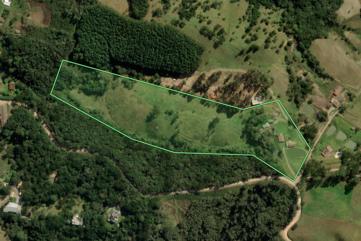 Imagem de satélite do imóvel rural em Campina Grande do Sul (PR), com o contorno declarado no CAR desenhado por cima.