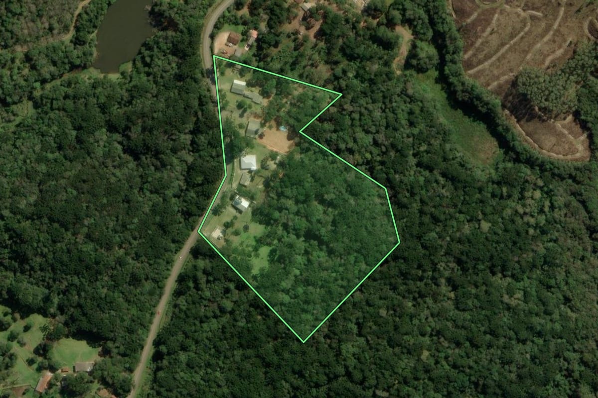 Imagem de satélite do imóvel rural em Campina Grande do Sul (PR), com o contorno declarado no CAR desenhado por cima.